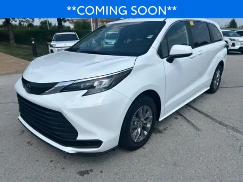 White 2025 Toyota Sienna LE for sale in Kansas City, MO