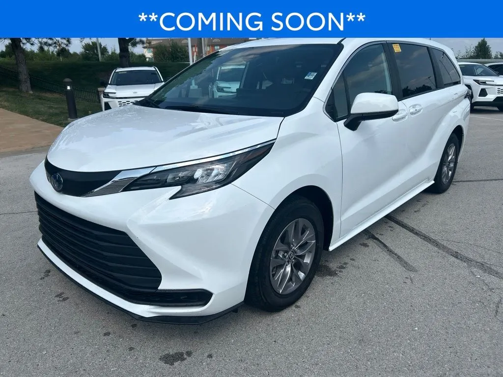 White 2025 Toyota Sienna LE for sale in Kansas City, MO