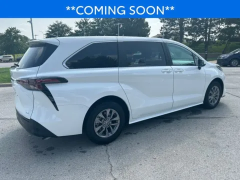 More photos of 2025 Toyota Sienna LE at Jay Wolfe Toyota, MO