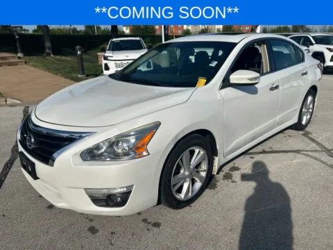 White 2013 Nissan Altima 2.5 SV for sale in Kansas City, MO