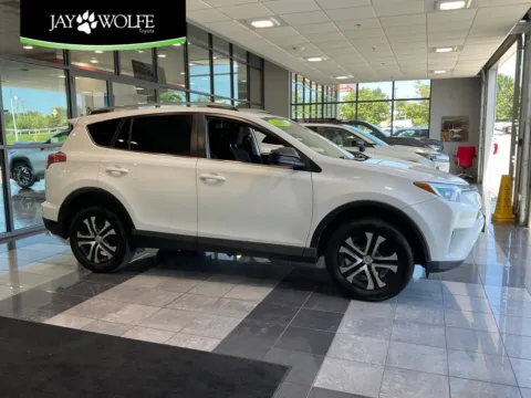 White 2017 Toyota RAV4 LE for sale in Kansas City, MO