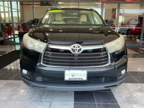 Photos of 2016 Toyota Highlander XLE V6 for sale in Kansas City, MO at Jay Wolfe Toyota