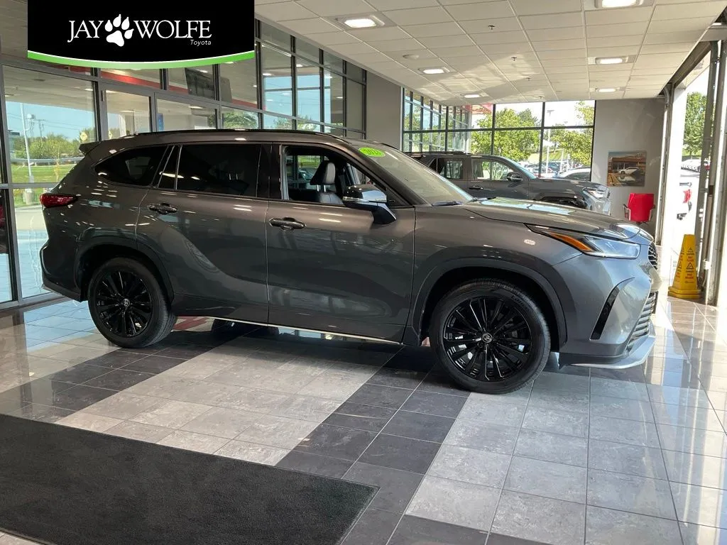 Gray 2023 Toyota Highlander XSE for sale in Kansas City, MO