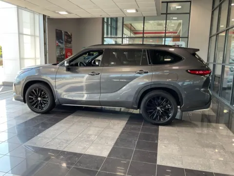 More photos of 2023 Toyota Highlander XSE at Jay Wolfe Toyota, MO