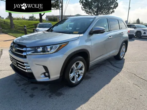Silver 2019 Toyota Highlander Limited for sale in Kansas City, MO