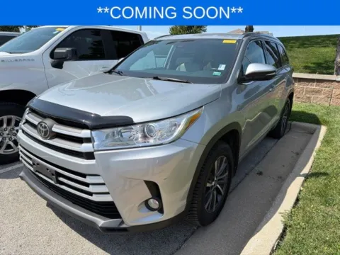 Silver 2018 Toyota Highlander XLE for sale in Kansas City, MO