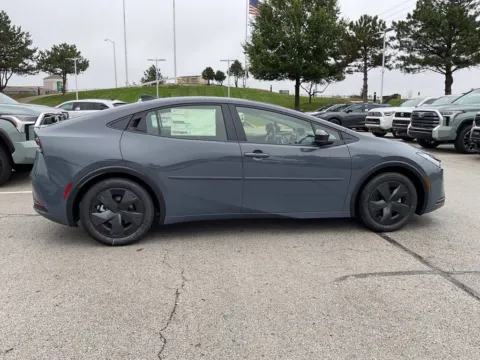 More photos of 2027 Toyota Prius LE at Jay Wolfe Toyota, MO