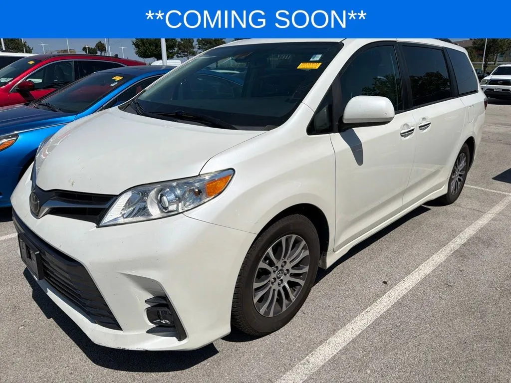 White 2018 Toyota Sienna XLE for sale in Kansas City, MO