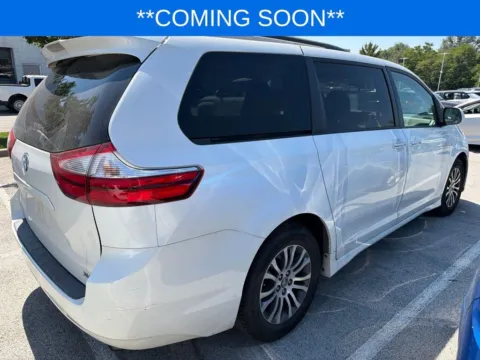 More photos of 2018 Toyota Sienna XLE at Jay Wolfe Toyota, MO