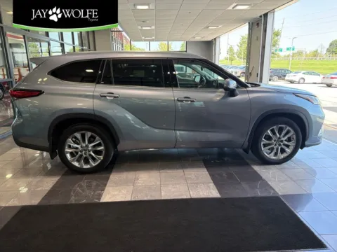 Gray 2021 Toyota Highlander Limited for sale in Kansas City, MO