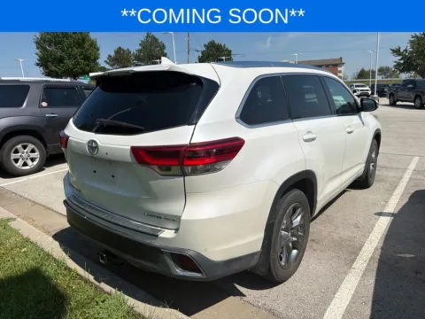 More photos of 2017 Toyota Highlander Limited Platinum at Jay Wolfe Toyota, MO