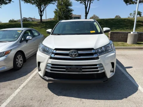 Photos of 2017 Toyota Highlander Limited Platinum for sale in Kansas City, MO at Jay Wolfe Toyota