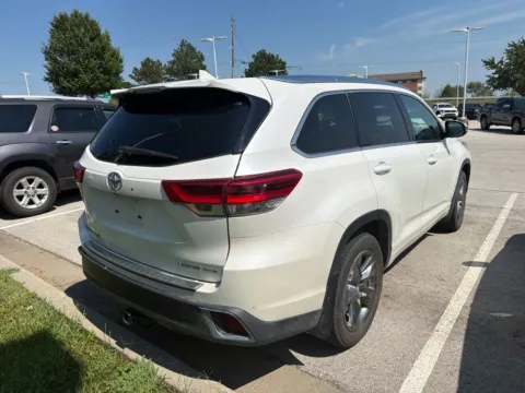 More photos of 2017 Toyota Highlander Limited Platinum at Jay Wolfe Toyota, MO