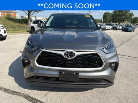 Photos of 2026 Toyota Highlander Hybrid XLE for sale in Kansas City, MO at Jay Wolfe Toyota