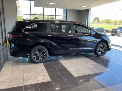 More photos of 2026 Toyota Sienna Platinum at Jay Wolfe Toyota, MO