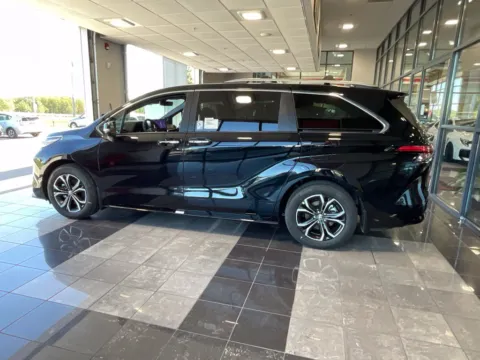 More photos of 2026 Toyota Sienna Platinum at Jay Wolfe Toyota, MO