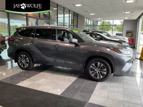 Gray 2022 Toyota Highlander XLE for sale in Kansas City, MO