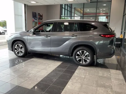 More photos of 2022 Toyota Highlander XLE at Jay Wolfe Toyota, MO