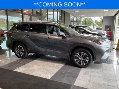 Gray 2022 Toyota Highlander XLE for sale in Kansas City, MO