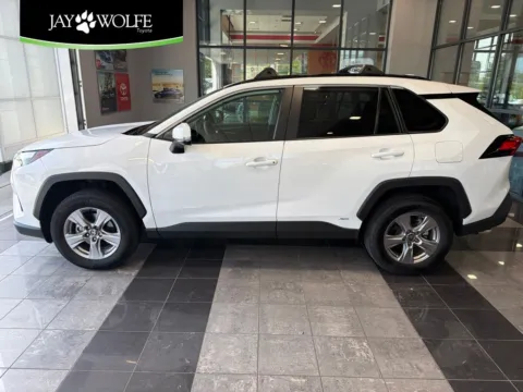 White 2025 Toyota RAV4 Hybrid XLE for sale in Kansas City, MO