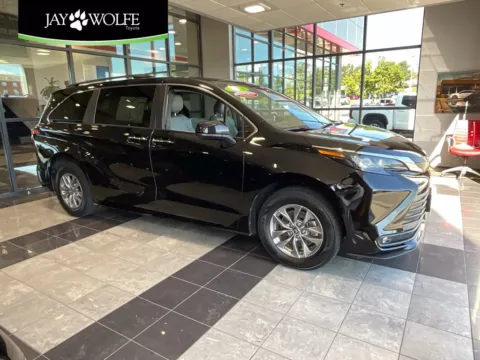 Black 2025 Toyota Sienna XLE for sale in Kansas City, MO