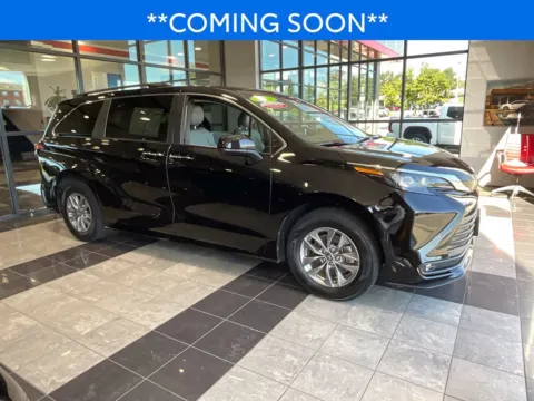 Black 2025 Toyota Sienna XLE for sale in Kansas City, MO