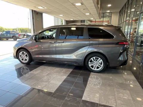 More photos of 2023 Toyota Sienna Limited at Jay Wolfe Toyota, MO