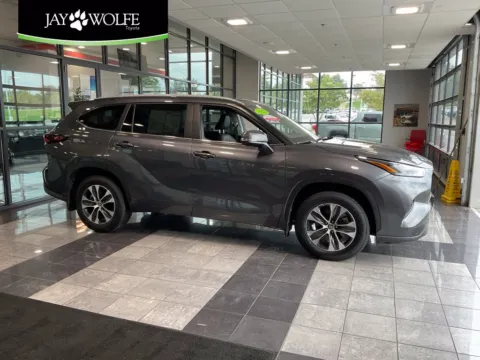 Gray 2025 Toyota Highlander XLE for sale in Kansas City, MO