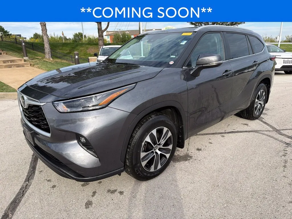 Gray 2025 Toyota Highlander XLE for sale in Kansas City, MO