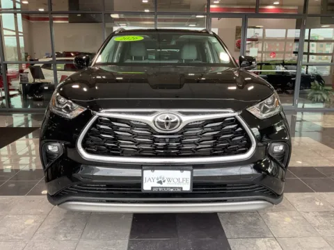 Photos of 2026 Toyota Highlander Hybrid Platinum for sale in Kansas City, MO at Jay Wolfe Toyota