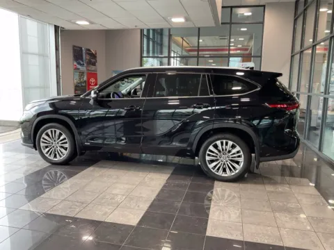 More photos of 2026 Toyota Highlander Hybrid Platinum at Jay Wolfe Toyota, MO