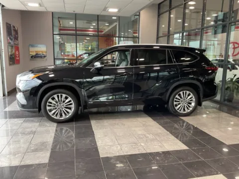 Another view of 2026 Toyota Highlander Hybrid Platinum for sale in Kansas City, MO at Jay Wolfe Toyota