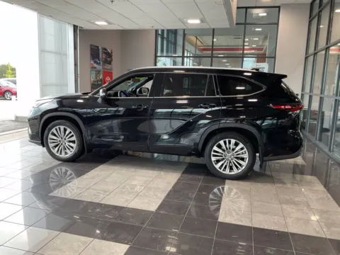 More photos of 2024 Toyota Highlander Platinum at Jay Wolfe Toyota, MO