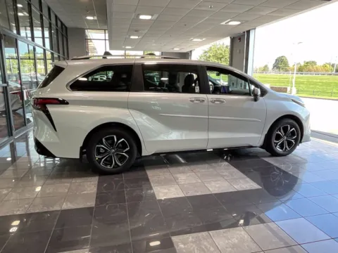 More photos of 2026 Toyota Sienna Platinum at Jay Wolfe Toyota, MO
