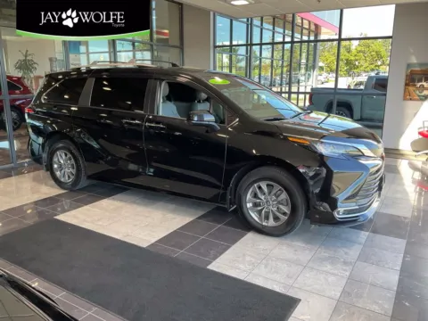 Black 2022 Toyota Sienna XLE for sale in Kansas City, MO