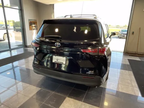 More photos of 2022 Toyota Sienna XLE at Jay Wolfe Toyota, MO