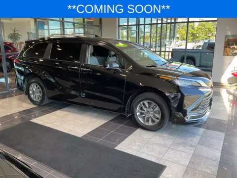 Black 2022 Toyota Sienna XLE for sale in Kansas City, MO