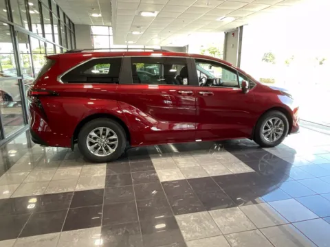 More photos of 2026 Toyota Sienna XLE at Jay Wolfe Toyota, MO
