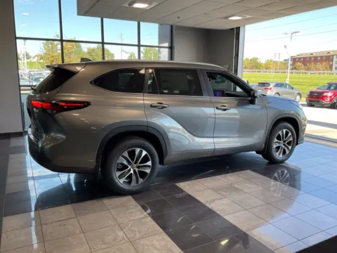 More photos of 2026 Toyota Highlander XLE at Jay Wolfe Toyota, MO