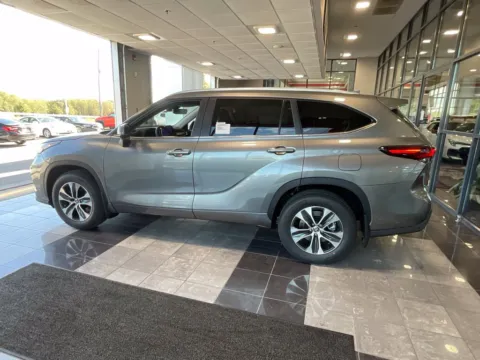 More photos of 2026 Toyota Highlander XLE at Jay Wolfe Toyota, MO
