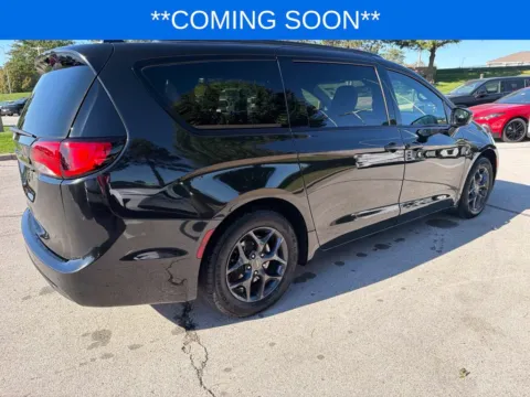 More photos of 2018 Chrysler Pacifica Touring L at Jay Wolfe Toyota, MO