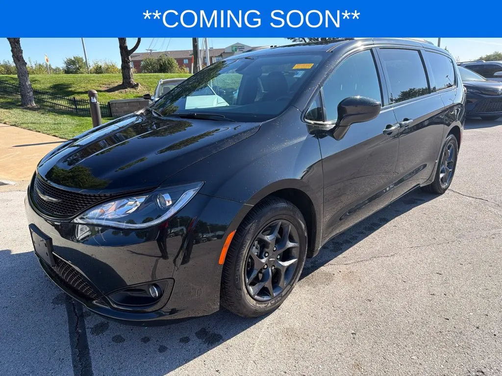 Black 2018 Chrysler Pacifica Touring L for sale in Kansas City, MO