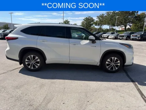 More photos of 2021 Toyota Highlander Hybrid XLE at Jay Wolfe Toyota, MO
