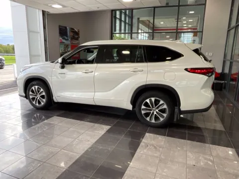 More photos of 2021 Toyota Highlander Hybrid XLE at Jay Wolfe Toyota, MO