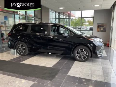 Black 2025 Toyota Sienna Platinum for sale in Kansas City, MO