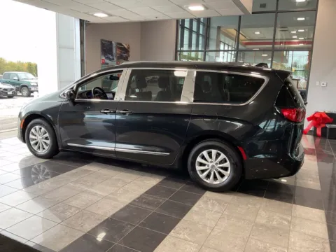 More photos of 2019 Chrysler Pacifica Touring L at Jay Wolfe Toyota, MO