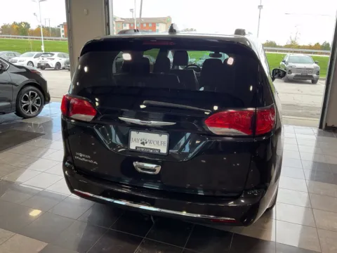 More photos of 2019 Chrysler Pacifica Touring L at Jay Wolfe Toyota, MO