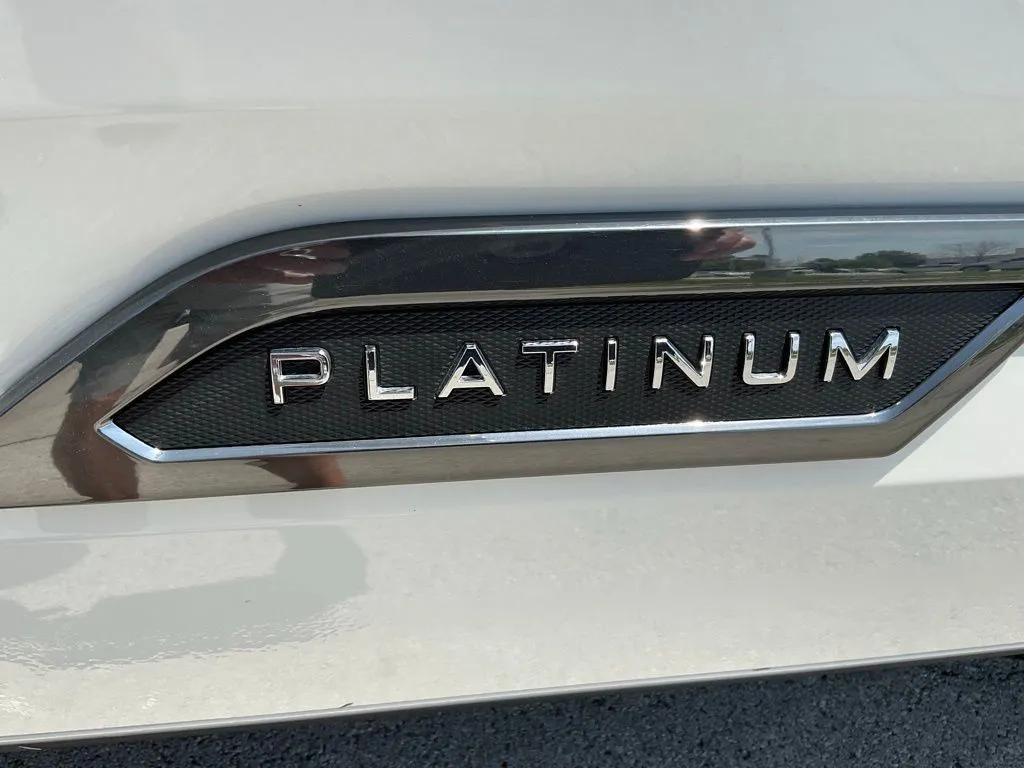 2025 Toyota Tundra Platinum - Photo 17