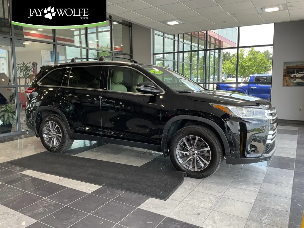 Black 2019 Toyota Highlander XLE for sale in Kansas City, MO