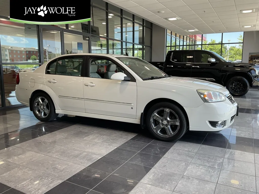 White 2007 Chevrolet Malibu LTZ for sale in Kansas City, MO